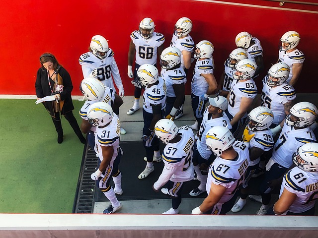 西部球队排名分析,雷霆稳居榜首,湖人拉开差距,4队争夺季后赛名额.